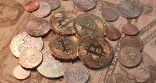 Συσκευασμένο Bitcoin Πάνω Από Χαρτονομίσματα Και Κέρματα Δολαρίων Ηπα Δυνατότητες — Αρχείο Βίντεο