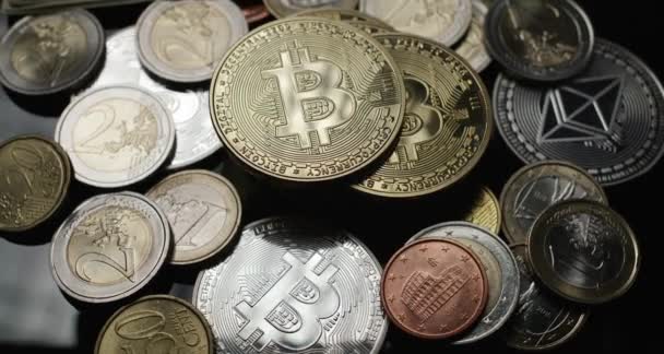 ユーロとドルのコインの上にBitcoin 異なる通貨と暗号通貨でコインを回転させます フラットマネーコンセプトのデジタル資産 Nft取引 — ストック動画