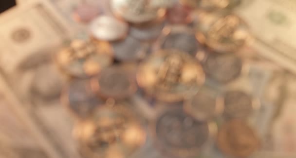 Bitcoin Cryptocurrency Στην Κορυφή Των Νομισμάτων Και Των Τραπεζογραμματίων Δολαρίων — Αρχείο Βίντεο