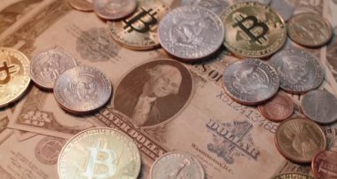 Üzerinde George Washington 'ın portresi olan eski bir banknot, fatura Bitcoin ve Dolar paralarıyla çevrili. Modern Kripto para birimi tarihi Amerikan Doları banknotunun zıttı