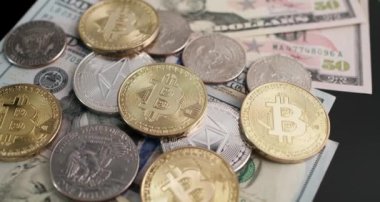 ABD Doları banknotlarında altın ve gümüş Bitcoin ve Ethereum sikkeleri. Kripto para birimi yatırımları devralıyor
