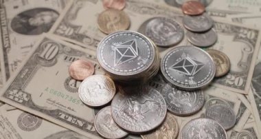 Eski Amerikan dolarlarıyla çevrili Ethereum paraları birikmiş. Dijital engelleme teknolojisi konsepti. Eski ve yeni parasal sistem.