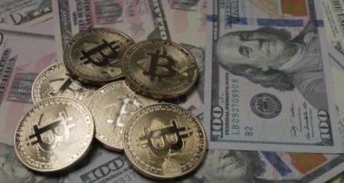 ABD Doları banknotlarında Bitcoin, üzerinde bozuk paralar olan paralar. Kripto para birimi Bitcoin, ABD Doları para konseptiyle ticaret yapan altın sikkeler