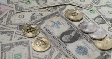 Büyük bir banknot, Ethereum ve Bitcoin paraları. Eski Amerikan banknotlu dijital engelleme teknolojisi. Eski ve yeni para