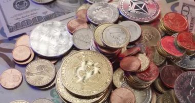 Euro ve USD banknotlarının üstüne Bitcoin, Euro ve Dolarlar birikti. Avrupa 'da kripto para ve NFT varlıklarının ticareti