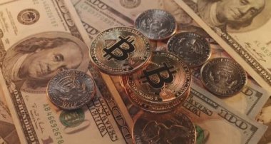 ABD Doları ve dijital kripto para birimi Bitcoin. Farklı para birimlerinde altın ve gümüş sikkeler, dijital ve nakit para