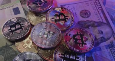 ABD Doları banknotlarında Parlak Ethereum ve Bitcoin paraları. dijital para birimleri kavramı için ticaret ve döviz piyasası