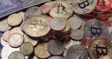 Euro bozukluklarının üzerinde Bitcoin ve Cryptocurrency 'i Euro para birimiyle takas eden Bitcoin' ler. Altın Bitcoin paraları