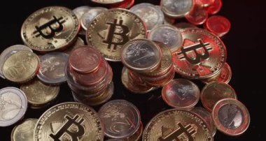 Bitcoin kripto para birimlerinin arasına Avrupa sikkeleri yığılmış. Avrupa Birliği konseptinde Euro ve Bitcoin ticareti. Madencilik dijital para
