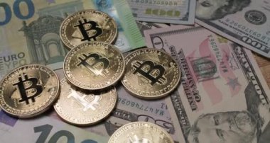 Euro ve Dolar banknotları üzerinde Bitcoin. Kripto para birimi engelleme teknolojisi EUR ve USD para ticareti