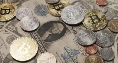 Bitcoin eski bir doların üzerinde. Şifreli Amerikan Doları sikkeleri. USD 'yi BTC parasıyla takas etmek. Dijital varlığı fiat parasıyla takas et