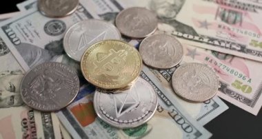 Bitcoin ve Ethereum şifreleme paraları yarım dolar ve Amerikan doları banknotları üzerinde. Farklı parasal sistem sistemleri.