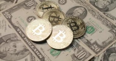 ABD Doları Banknotları üzerine Bitcoin. USD ve BTC para birimi. Yeni modern nakit para. Dönen sahne