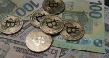 Bitcoin paralar 100 Euro ve Dolarlık banknotların üstünde. Avrupa ve Dolar fiat parasıyla Bitcoin Kripto Para Takası