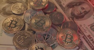 Bitcoin ve Ethereum paraları Amerikan doları banknotları ve sikkeleri üzerinde. Değişken Kripto piyasalarında spekülasyon