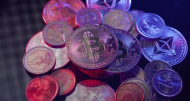 Euro bozukluklarının üzerinde Bitcoin ve Cryptocurrency 'i Euro para birimiyle takas eden Bitcoin' ler. Altın Bitcoin paraları