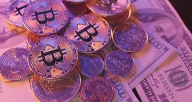 ABD Doları banknotları ve sikkeler üzerindeki Bitcoin paraları, kripto para birimlerine yatırım yapıyor. Değişken kripto piyasaları.