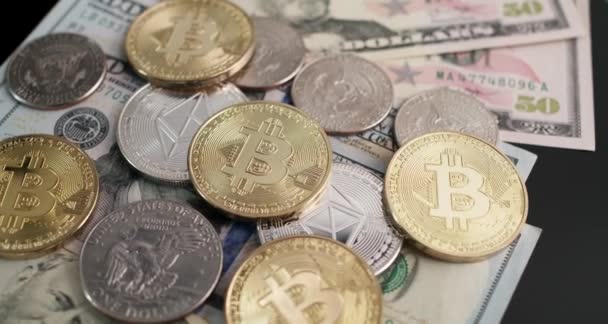 Zlaté Stříbrné Bitcoiny Éterické Mince Amerických Dolarových Bankovkách Kryptoměna Přebírá — Stock video