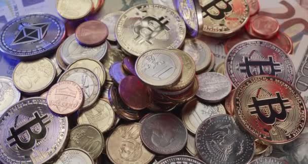 比特币在欧元和美元硬币之上 以不同的货币和加密货币旋转硬币 具有固定货币概念的数字资产 来自不同国家的硬币堆积起来 — 图库视频影像