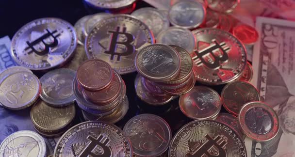 Piled Bitcoin Kryptowaluta Jednej Dwóch Monet Euro Dramatycznie Oświetlona Waluta — Wideo stockowe