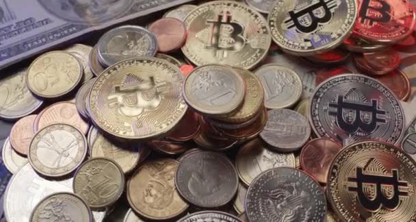 Bitcoin Κέρματα Στην Κορυφή Των Κερμάτων Ευρώ Διαπραγμάτευση Bitcoin Και — Αρχείο Βίντεο