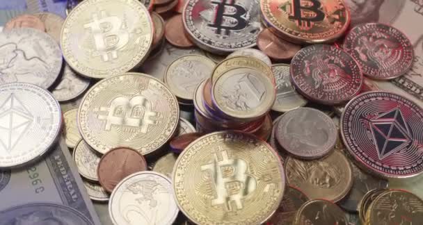 Συσκευασμένα Κέρματα Ευρώ Και Bitcoin Συσσωρεύοντας Crypto Και Χρήματα Ευρώ — Αρχείο Βίντεο