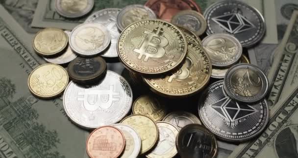 Monete Bitcoin Euro Dollaro Cima Alle Banconote Euro Usd Scena — Video Stock