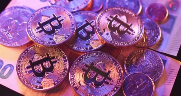 Koin Bitcoin Mengkilap Emas Atas Uang Kertas Dan Koin Dolar — Stok Video