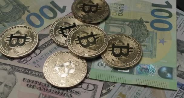 Bitcoin Paralar 100 Euro Dolarlık Banknotların Üstünde Avrupa Dolar Fiat — Stok video