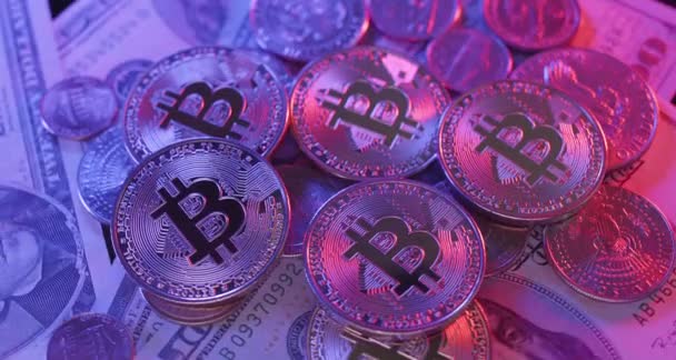 Yarım Dolar Sikkeler 100 Dolar Değerinde Altın Bitcoin Paralar Usd — Stok video