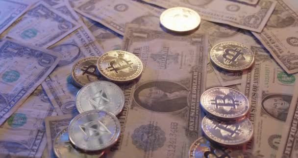 Große Ein Dollar Banknote Sowie Ethereum Und Bitcoin Münzen Digitale — Stockvideo