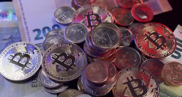 Bitcoinコインの周りにユーロコインが積み上がります ユーロ硬貨1枚 欧州連合の概念におけるインフレ 暗号通貨でユーロを取引するBitcoin — ストック動画