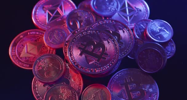 Opgestapeld Bitcoin Cryptogeld Tussen Een Twee Euromunten Dramatisch Verlichte Cryptovaluta — Stockvideo