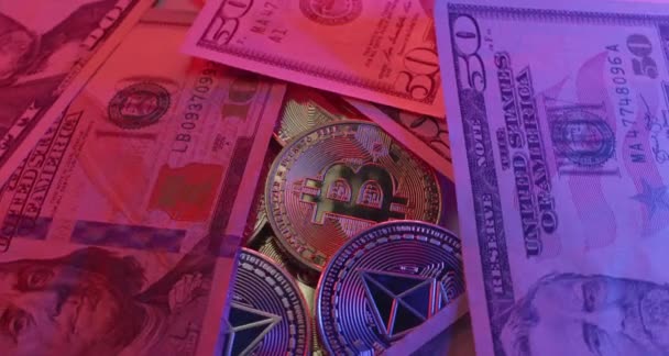 Billets Dollars Couvrant Bitcoin Ethereum Pièces Crypto Monnaie Diverses Devises — Video