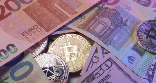 BitcoinとEthereumは米ドルとユーロの銀行券で覆われています 暗号とフラットマネー EthとBtcコインを隠す紙幣 回転シーン — ストック動画