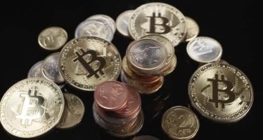 Bitcoin paralarıyla çevrili Euro sikkeleri birikmiş. Fiat parasıyla şifreli para ticareti. Modern para teknolojisi