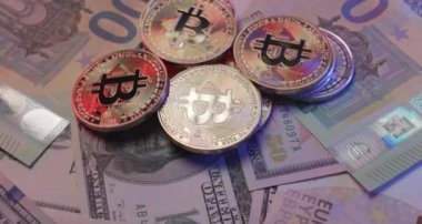 Euro ve Dolar banknotlarında altın Bitcoin. Kripto para birimi BTC ile farklı para birimleri.
