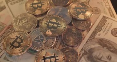 ABD Doları ve Banknotları üzerindeki Bitcoin ve Ethereum paraları. Dolar ile Kripto Para Takası