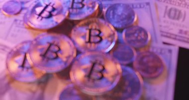 Parlak Bitcoin şifreli paralar Amerikan Doları 'nın üstünde. Değişken ve güvensiz Kripto piyasası yatırımları