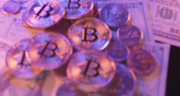 Glänsande Bitcoin Cryptocurrency Mynt Ovanpå Dollar Valuta Flyktiga Och Osäkra — Stockvideo