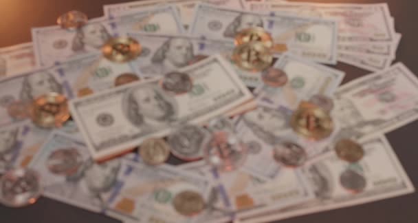 Roterende Dollar Bankbiljetten Gouden Bitcoin Munten Naast Dollar Munten Halve — Stockvideo
