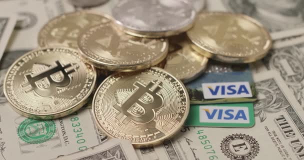 Bolzano イタリア 1月5 2022 Bitcoinコインで覆われたビザクレジットカード ドルビザとビットコイン 紙幣を追い越すデジタルマネー 決済システム — ストック動画