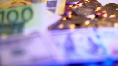 Euro bozukluklarının üstüne 100 dolar ve Euro banknotları. Para ticareti. Enflasyon kavramı