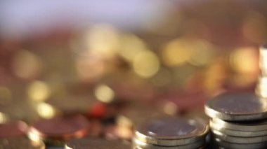 Avro sikkeleri yığını. Birikmiş Euro 2 ve One Euro bozuklukları. Avrupa Para Birimi