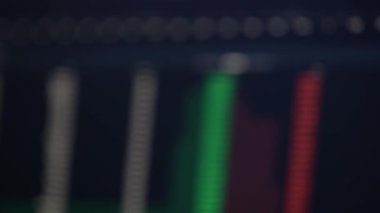 Hisse senedi alıp satma ve eski para birimi. Borsa ve Bitcoin Para Biriminin fiyat dalgalanmaları.