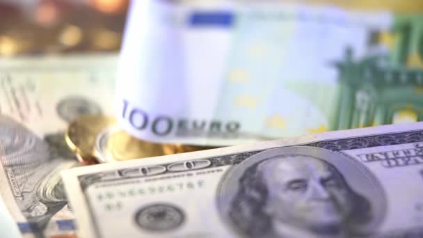 100美元和100欧元钞票在欧元硬币之上 通货膨胀概念 — 图库视频影像