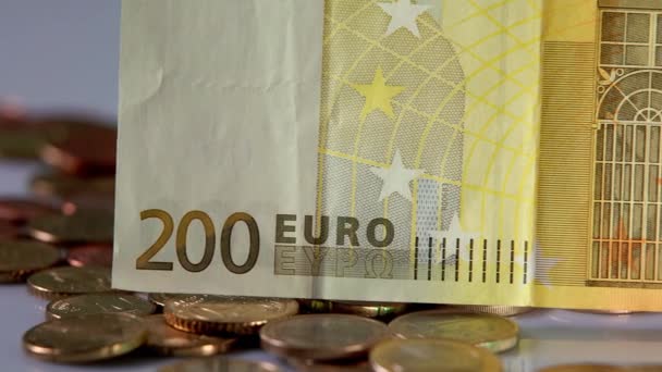 200欧元钞票在欧元硬币之上 来自欧洲货币联盟的货币和现金 — 图库视频影像
