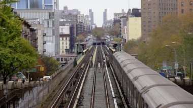 Metro istasyonuna yaklaşan bir trenin hava görüntüsü. Manhattan 'da insanlar metroya binip iniyor..