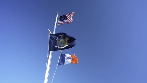 纽约旗帜在风中 纽约市 纽约州 和纽约州旗 在美国国旗之上 迎风飘扬 — 图库视频影像