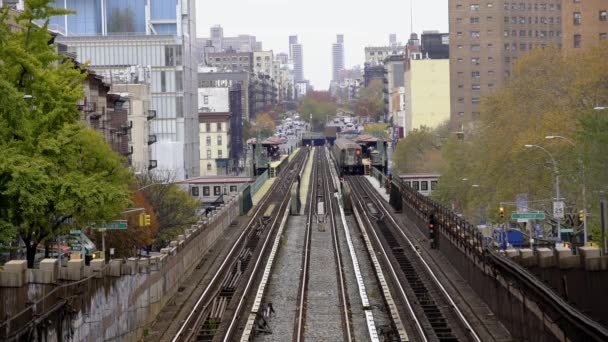 ニューヨーク地下鉄1号線はブロンクス方面へ出発する 線路や地下鉄の空中風景 — ストック動画